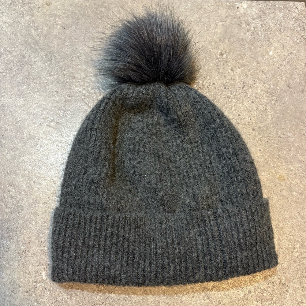 🌺10/$20 Denver Hayes Grey Toque with Pom Pom